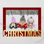 Frohe Weihnachts-Script-Foto Simple Modern Folien Feiertagspostkarte<br><div class="desc">Frohe Weihnachts-Script-Foto Simple Modern Gold Foil Weihnachtskarten zeigen Ihr Lieblings-Foto auf einem schlichten,  minimalistisch roten Hintergrund mit einem "Frohen Weihnachten" Goldfolien-Kalligraphie-Skript-Overlay. Personalisieren Sie den Text auf der Rückseite,  indem Sie ihn bearbeiten. Designed by ©2024 Evco Studio www.zazzle.com/store/evcostudio</div>