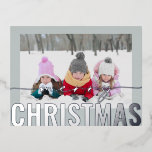 Frohe Weihnachts-Script-Foto Simple Modern Folien Feiertagspostkarte<br><div class="desc">Frohe Weihnachts-Script-Foto Simple Modern Silver Foil Weihnachtskarten zeigen Ihr Lieblings-Foto auf einem aquamarin-minimalistisch-grauen Hintergrund mit einem "Frohen Weihnachten" Silber-Folie Kalligraphie-Skript-Overlay. Personalisieren Sie den Text auf der Rückseite,  indem Sie ihn bearbeiten. Designed by ©2024 Evco Studio www.zazzle.com/store/evcostudio</div>