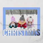 Frohe Weihnachts-Script-Foto Simple Modern Folien Feiertagspostkarte<br><div class="desc">Frohe Weihnachts-Script-Foto Simple Modern Silver Foil Weihnachtskarten zeigen Ihr Lieblings-Foto auf einem einfachen minimalistisch blauen Hintergrund mit einem "Frohen Weihnachten" Silber-Folie Kalligraphie-Skript-Overlay. Personalisieren Sie den Text auf der Rückseite,  indem Sie ihn bearbeiten. Designed by ©2024 Evco Studio www.zazzle.com/store/evcostudio</div>