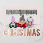 Frohe Weihnachts-Script-Foto Simple Modern Folien Feiertagspostkarte<br><div class="desc">Frohe Weihnachts-Script-Foto Simple Modern Copper Foil Weihnachten Postkarten zeigt Ihr Lieblings-Foto auf einem einfachen minimalistischen pfirsichfarbenen Hintergrund mit einem "Frohen Weihnachten" Kupferfolien-Kalligraphie-Skript-Overlay. Personalisieren Sie den Text auf der Rückseite,  indem Sie ihn bearbeiten. Designed by ©2024 Evco Studio www.zazzle.com/store/evcostudio</div>