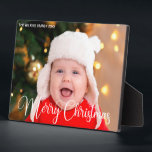 Frohe Weihnachts-Script Overlay Chic Baby Foto Fotoplatte<br><div class="desc">Elegante Weihnachts-Foto-Plakette mit wunderschöner kursiver Schrift in Weiß. Dieses moderne Baby-Fotogeschenk mit prächtiger Typografie und eigenem Text über dem kompletten Blutbild in weiß oben. Ideal,  um ein lächelndes Baby oder glückliches Kind zu feiern.</div>