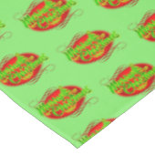 Frohe Weihnachts Text Typografie Red Green & Tree Tischdecke (Schrägansicht)