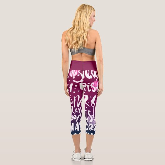 Frohe Weihnachts Typografisches Muster Capri Leggings (Rückseite)