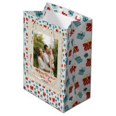 Frohe Weihnachts- und Neujahrsgeschenkmuster Mittlere Geschenktüte (Vorderseite Schrägansicht)