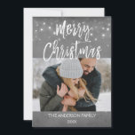 Frohe Weihnachts-Winter-Fotokarte Feiertagskarte<br><div class="desc">Rustikal Frohe Weihnachtskohle Grau Hand Skript Snowflake Holiday Winter Foto Card. Foto und Text dieses handgeschriebenen Pinselskripts können mit Ihrem Foto und Namen aktualisiert und angepasst werden.</div>