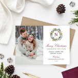 Frohe Weihnachts Winter Greenery Monogram Foto Feiertagskarte<br><div class="desc">Diese elegante Weihnachten- und Happy New Year-Urlaubskarte verfügt über ein Portrait-Foto neben einem wunderschönen,  blumenfarbenen Winterkranz im Grünen mit einer Bordeaux-Monogramm-Initialisierung. Stilvoll bordeauxrot,  grün und dunkelgrau enthält "Unser neuer Zuhause für den Urlaub"-Text zusammen mit Ihrer neuen Adresse. Ein korrespondierender bordeauxroter Aquarellhintergrund zieht die Rückseite der Karte an.</div>