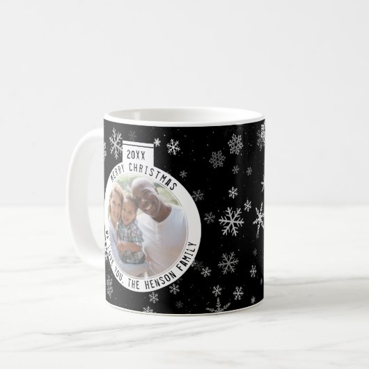 Frohe Weihnachtsball Schwarz-Weiß-Schneeflocke Kaffeetasse (Vorderseite Links)