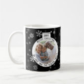 Frohe Weihnachtsball Schwarz-Weiß-Schneeflocke Kaffeetasse (Links)