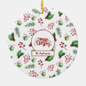 Frohe Weihnachtsbälle Holly Berries Pine Monogram Keramik Ornament (Hinten)