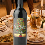Frohe Weihnachtsbaum glückliche Neujahrsfamilie Weinetikett<br><div class="desc">Personalisiertes Weihnachtsgetränkeldesign mit einem Weihnachtsbaum auf dunkelgrauem Hintergrund mit roten Weihnachtsbaummöbeln. Der Text ist vollständig anpassbar. Um es zu ändern,  verwenden Sie die Option Personalize. Weitere Änderungen,  z. B. Änderungen am Schriftart,  am Schriftart oder am Textlayout,  können Sie mit der Option Design bearbeiten durchführen.</div>