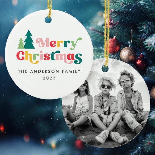 Frohe Weihnachtsbäume bunter Retro-Schriftart Keramik Ornament