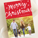 Frohe Weihnachtsbrush Briefe ein Foto Feiertagskarte<br><div class="desc">Frohe Weihnachtsbrush Lettering Holiday Foto Card. Ihr Foto auf der Rückseite oder das aktuelle Sicherungsmuster. Ihr Foto vorne. Weihnachtsrot. Joy Brush Lettering. Schön und kühl. Details zu Sternen. Ein fröhliches Design.</div>