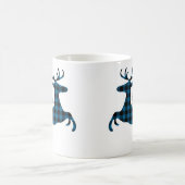 Frohe Weihnachtsbühne auf Blue Black Buffalo Karo Kaffeetasse (Mittel)