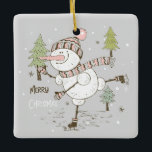 Frohe Weihnachtseis Skaten Snowman Keramikornament<br><div class="desc">Frohe Weihnachtseis Skaten Snowman Keramik Ornament Bringen Sie noch viel mehr Feiertagsjubiläum an Ihren Baum mit einem maßgeschneiderten Keramik-Ornament. Füge deine liebsten Fotos, Bilder und persönlichen Nachrichten hinzu. Du kannst beide Seiten des Ornaments selbst gestalten. Die goldene Schnur hilft dir dabei diesen Schmuck aufzuhängen und deine Erinnerungen perfekt zu präsentieren....</div>
