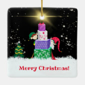 Frohe Weihnachtselfen mit Weihnachtsgeschenken Keramikornament (Rückseite)