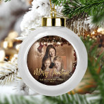 Frohe Weihnachtsfamilie Foto Elegante Goldene Schr Keramik Kugel-Ornament<br><div class="desc">Verbringen Sie Ihren Urlaub Freunden und Familie mit diesem modernen Sake-Ornament. Der goldene Imitat-Folientext liest "Frohe Weihnachten" in elegantem Schriftzeichen. Ersetzen Sie das Beispielbild durch Ihr Lieblings-Foto,  und fügen Sie Ihren Familiennamen und das Jahr hinzu. Ein Filter mit schwarzem Farbverlauf hilft,  den Text zu Pop zu machen.</div>
