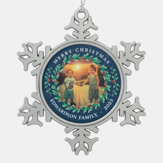 Frohe Weihnachtsfamilie Heilige Beeren Foto Schneeflocken Zinn-Ornament (Vorderseite)