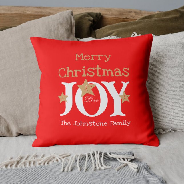 Frohe Weihnachtsfamilie Name Script Joy Red Kissen (Add a dash of extra Christmas Joy with these bright red, playful throw pillows.)