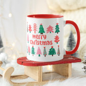 Frohe Weihnachtsfeier mit niedlichen Weihnachtsbau Tasse