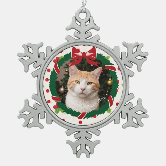 Frohe Weihnachtsfeier und Holly Custom Pet Foto Schneeflocken Zinn-Ornament (Vorderseite)