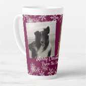 Frohe Weihnachtsfurbabys Snowflakes bordeauxrot Milchtasse (Linke Ecke)