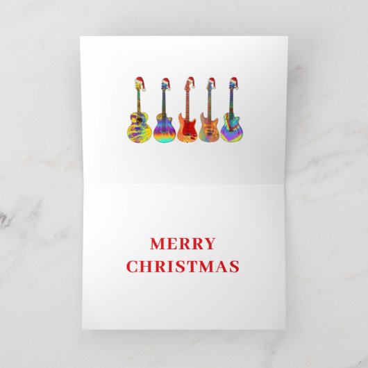 Frohe Weihnachtsgitarren tragen Weihnachtsmannmütz (Innen Mitte)