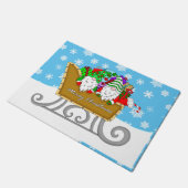 Frohe Weihnachtsgnomen in Sled Fußmatte (Schrägansicht)