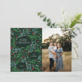 Frohe Weihnachtsgrün- und Beerenhausdesign Feiertagskarte (Stehend Vorderseite)