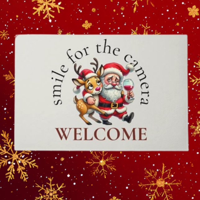 Frohe Weihnachtsgrüße Santa Fußmatte (Spread holiday cheer with the Merry Christmas Greetings Santa Doormat by Brett Designs.)