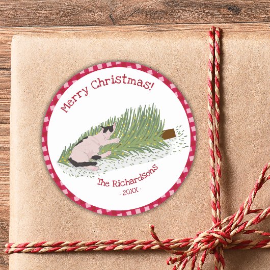 Frohe Weihnachtskatze gegen Tree Red Gingham Runder Aufkleber