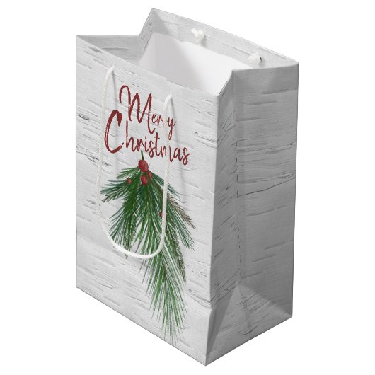 Frohe Weihnachtskiefer und Berry Medium Geschenkta Mittlere Geschenktüte (Vorderseite Schrägansicht)