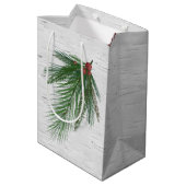 Frohe Weihnachtskiefer und Berry Medium Geschenkta Mittlere Geschenktüte (Rückseite Schrägansicht)