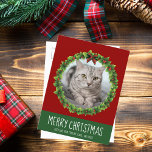 Frohe Weihnachtskranz Niedliches Custom Cat Foto R Postkarte<br><div class="desc">Schöne Weihnachtspostkarte für Haustiere mit einem grünen Urlaubskranz mit einem weißen Text in rotem Hintergrund. Ersetzen Sie das Foto Ihrer Katze in der Mitte des Kranzes oder fügen Sie ein Kätzchenbild für Ihre Freunde und Familie hinzu. Frohe Weihnachten ist in Weiß geschrieben.</div>