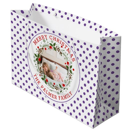 Frohe Weihnachtskranz und lila Polka Punkte Foto Große Geschenktüte (Rückseite Schrägansicht)