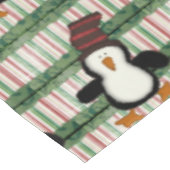 Frohe Weihnachtslieder, grüner Karierter Pinguin Tischdecke (Schrägansicht)