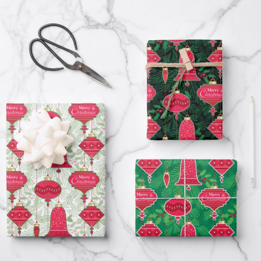Frohe Weihnachtsschmuck mit Kiefernzweigen Holly Geschenkpapier Set (Vorderseite)