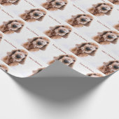 Frohe Weihnachtsschnee auf einer goldenen Retrieve Geschenkpapier (Ecke)