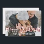 Frohe Weihnachtsschnee oder Snowflake Foto-Karte Feiertagskarte<br><div class="desc">Frohe Weihnachts Karkohle Gray Hand Lettered Script Foto Card. Foto und Text dieses handgeschriebenen Pinselskripts können mit Ihrem Foto und Namen aktualisiert und angepasst werden. Diese Karte zeigt auch Ihren Namen auf der Rückseite der Weihnachtskarte an.</div>