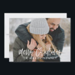 Frohe Weihnachtsschnee oder Snowflake Foto-Karte Feiertagskarte<br><div class="desc">Frohe Weihnachts Karkohle Gray Hand Lettered Script Foto Card. Foto und Text dieses handgeschriebenen Pinselskripts können mit Ihrem Foto und Namen aktualisiert und angepasst werden. Diese Karte zeigt auch Ihren Namen auf der Rückseite der Weihnachtskarte an.</div>