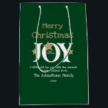 Frohe Weihnachtsschrift Name Rustic Green Chic Mittlere Geschenktüte<br><div class="desc">Frohe Weihnachtsschrift Name Rustic Green Chic Medium Geschenktasche. Klicken Sie auf Personalisieren Sie diese Vorlage, um sie mit dem Familiennamen oder Ihrem eigenen persönlichen Namen und dem Jahr schnell und einfach anzupassen. Frohe Weihnachtsschrift Name Rustic Green Chic Medium Geschenktasche, ist Teil der Merry Christmas Collection in diesem Geschäft, das eine...</div>