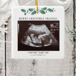 Frohe Weihnachtsschwangerschaft Ultrasound Foto Om Keramikornament<br><div class="desc">Es ist immer eine gute Zeit, diese aufregende Nachricht mit Ihren nächsten und lieben zu teilen. Perfekte Geschenkidee für die Oma mit Ultraschall Foto. Passen Sie diese einmalige Anzeige an, fügen Sie Ihre Daten hinzu und ließ jedem, der über diese Neuigkeiten Bescheid weiß. Gutes Geschenk für neue Eltern und Babyduschen....</div>
