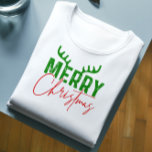 Frohe Weihnachtstypografie Antler rot und grün T-Shirt<br><div class="desc">Niedliches und festliches Retro-Typografie-Design mit einem niedlichen Gnome mit einem text-frohen Weihnachten mit Antlers Tom Merry. Rot und Grün.</div>