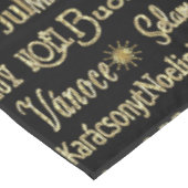 Frohe Weihnachtstypografie Black & Gold Glitzer Tischdecke (Schrägansicht)
