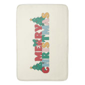 Frohe Weihnachtstypografie dekoriert Pine Tree Badematte (Vorderseite Vertikal)