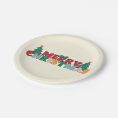 Frohe Weihnachtstypografie dekoriert Pine Tree Pappteller (Schrägansicht)