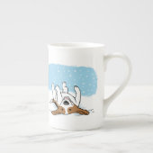 Froher Beagle, der den Niedlichen Winterschnee-Url Porzellantasse (Rechts)