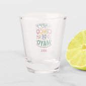 Frohes Cinco de Mayo - Farbige Fiesta mit Datum Schnapsglas (Rückseite)