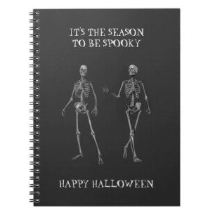 Frohes Halloween. Lustige Skelettfreunde Notizblock