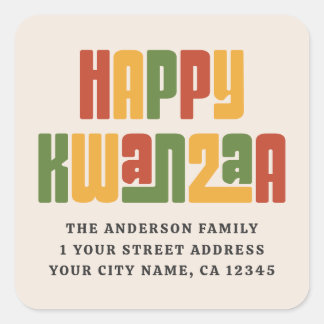 Frohes Kwanzaa roter grüner gelber Text Rücksendea Quadratischer Aufkleber