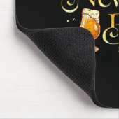 Frohes neues Bier lustiger Silvester Feiertag  Mousepad (Ecke)